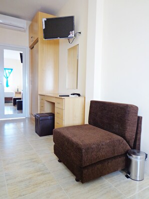 Minibar, individually furnished, desk, free WiFi - Hotel Crucero (Cojimies)