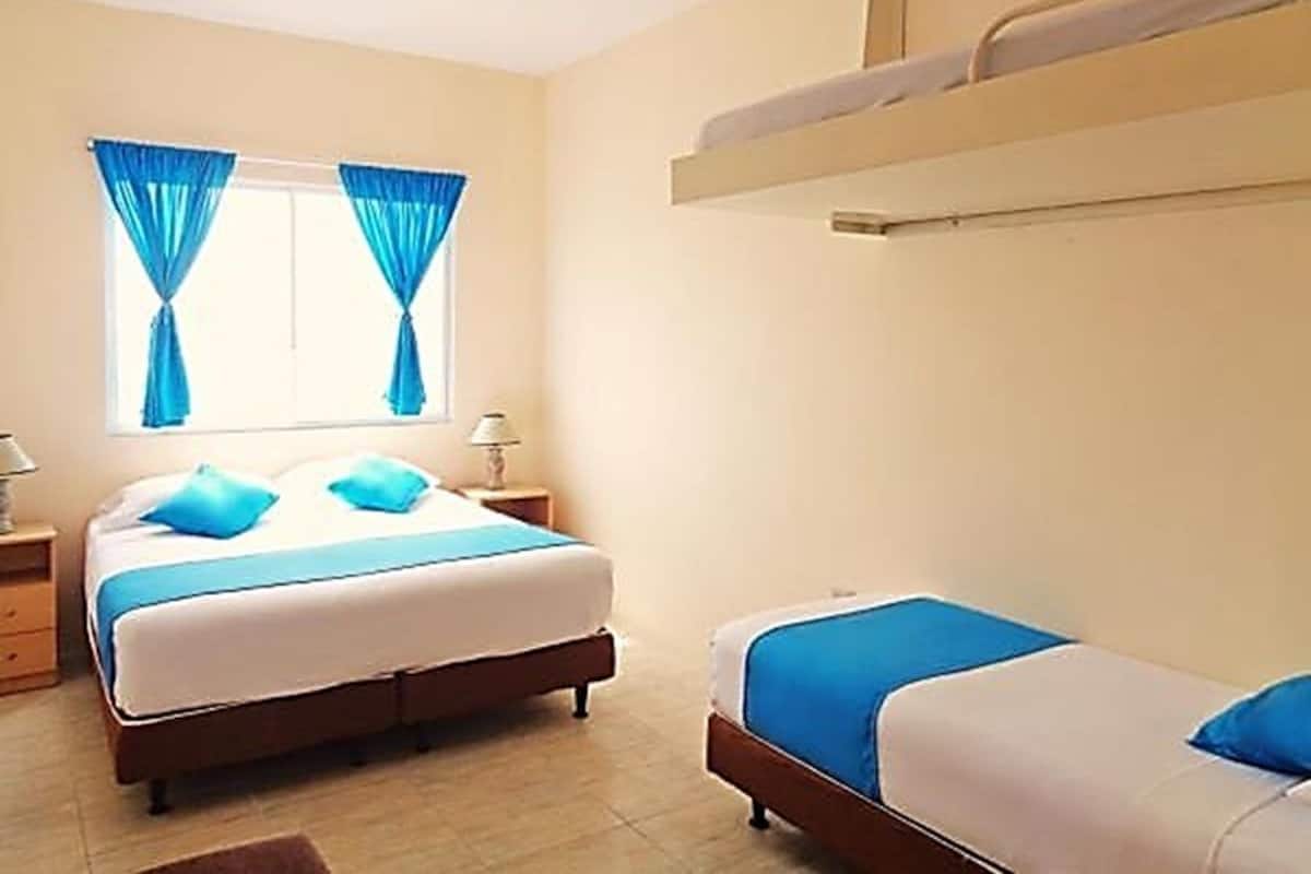 Minibar, muebles diferentes, escritorio y wifi gratis