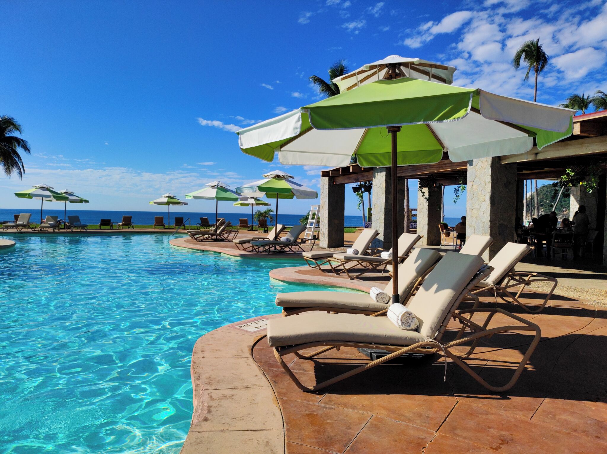 3 outdoor pools, pool loungers