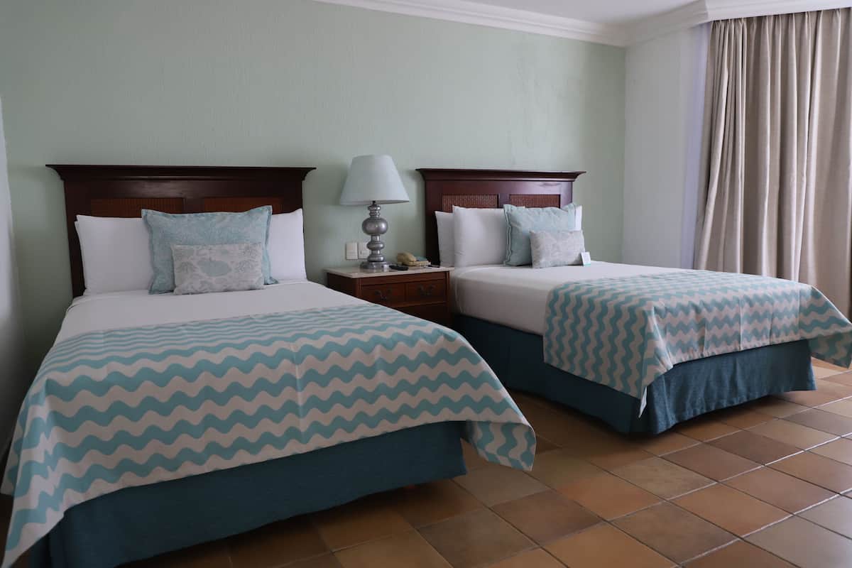 Elite-huone, 2 parisänkyä, näköala puutarhaan | Ylelliset vuodevaatteet, tallelokero huoneessa, silitysrauta/-lauta