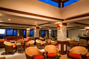 Serves lunch and dinner