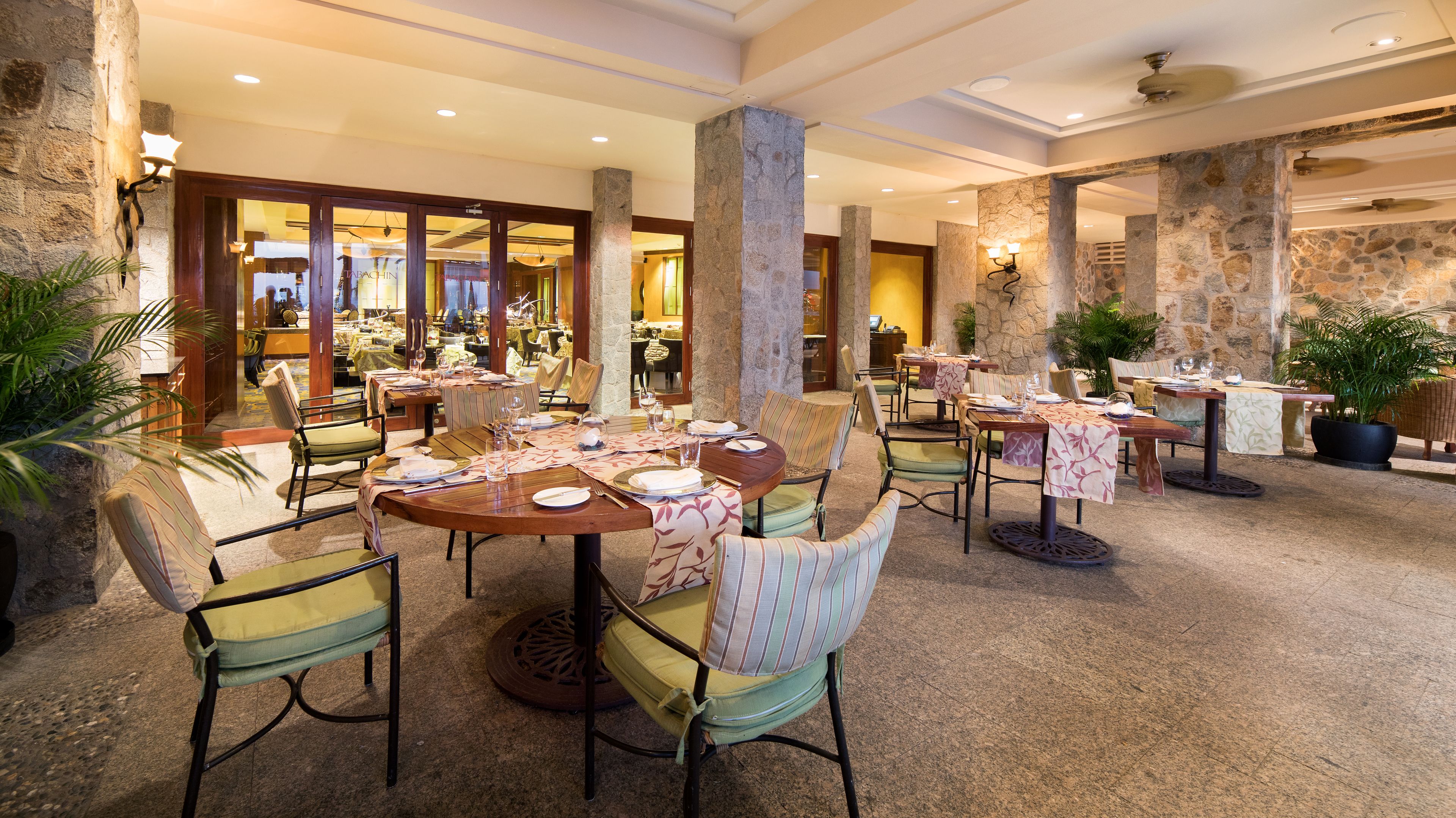 serves lunch and dinner