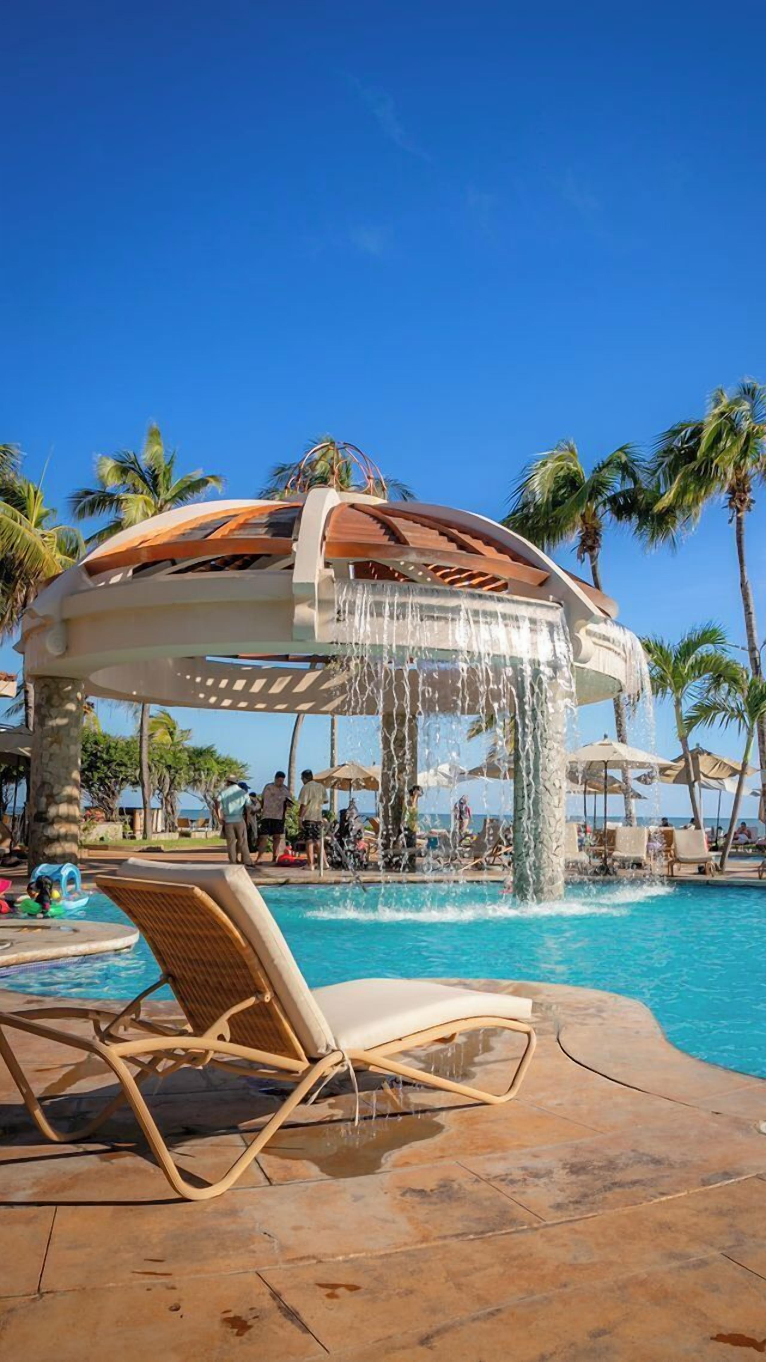 3 piscines extérieures, chaises longues