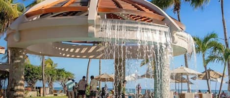 3 piscines extérieures, chaises longues