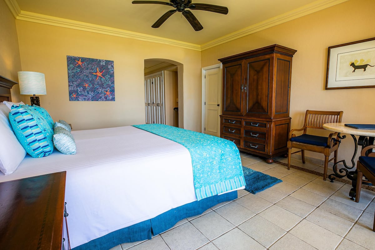 Peralatan tempat tidur premium, peti besi dalam bilik