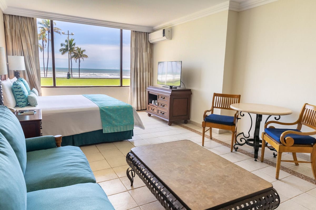 Premium bedding, in-room safe, iron/ironing board, WiFi