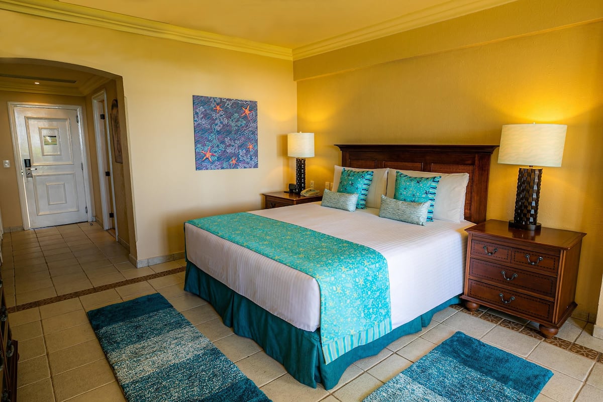 Premium bedding, in-room safe, iron/ironing board, WiFi