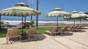 Di pantai, kabana percuma, tuala pantai 