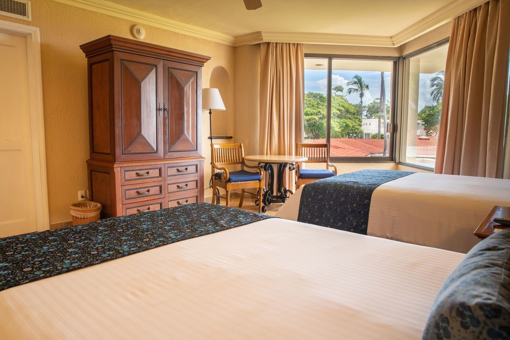 Premium bedding, in-room safe, iron/ironing board, WiFi