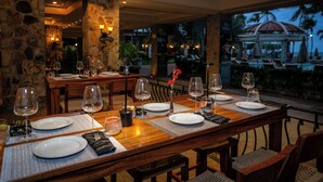2 restoran; sarapan, makan tengah hari dan makan malam dihidangkan