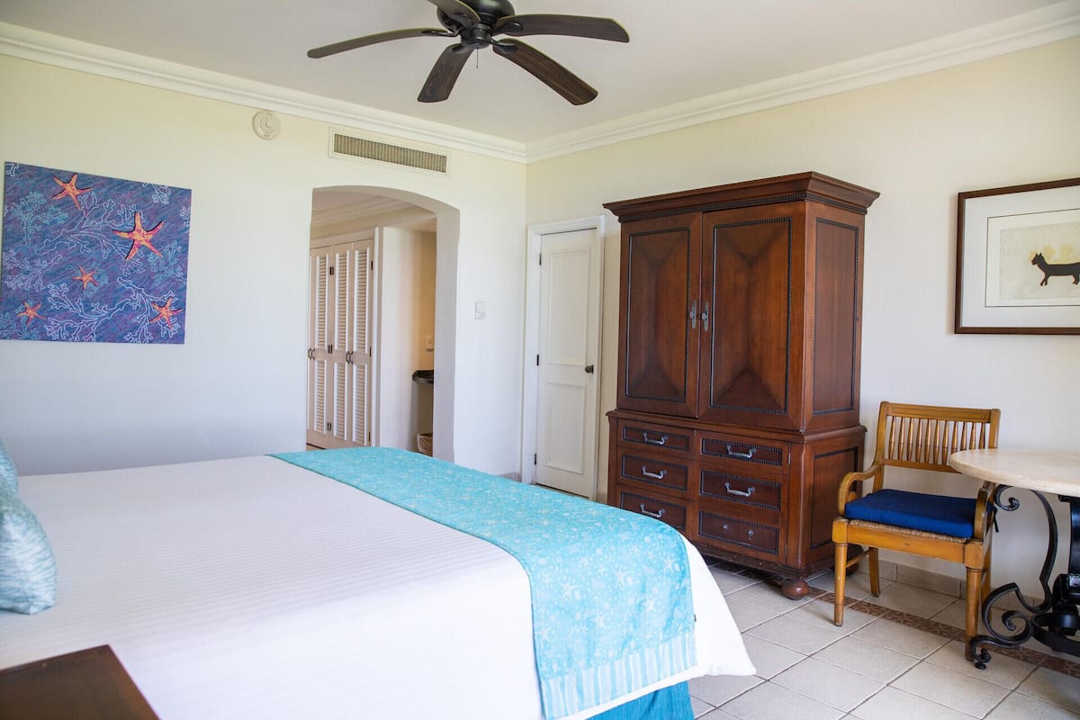 Peralatan tempat tidur premium, peti besi dalam bilik