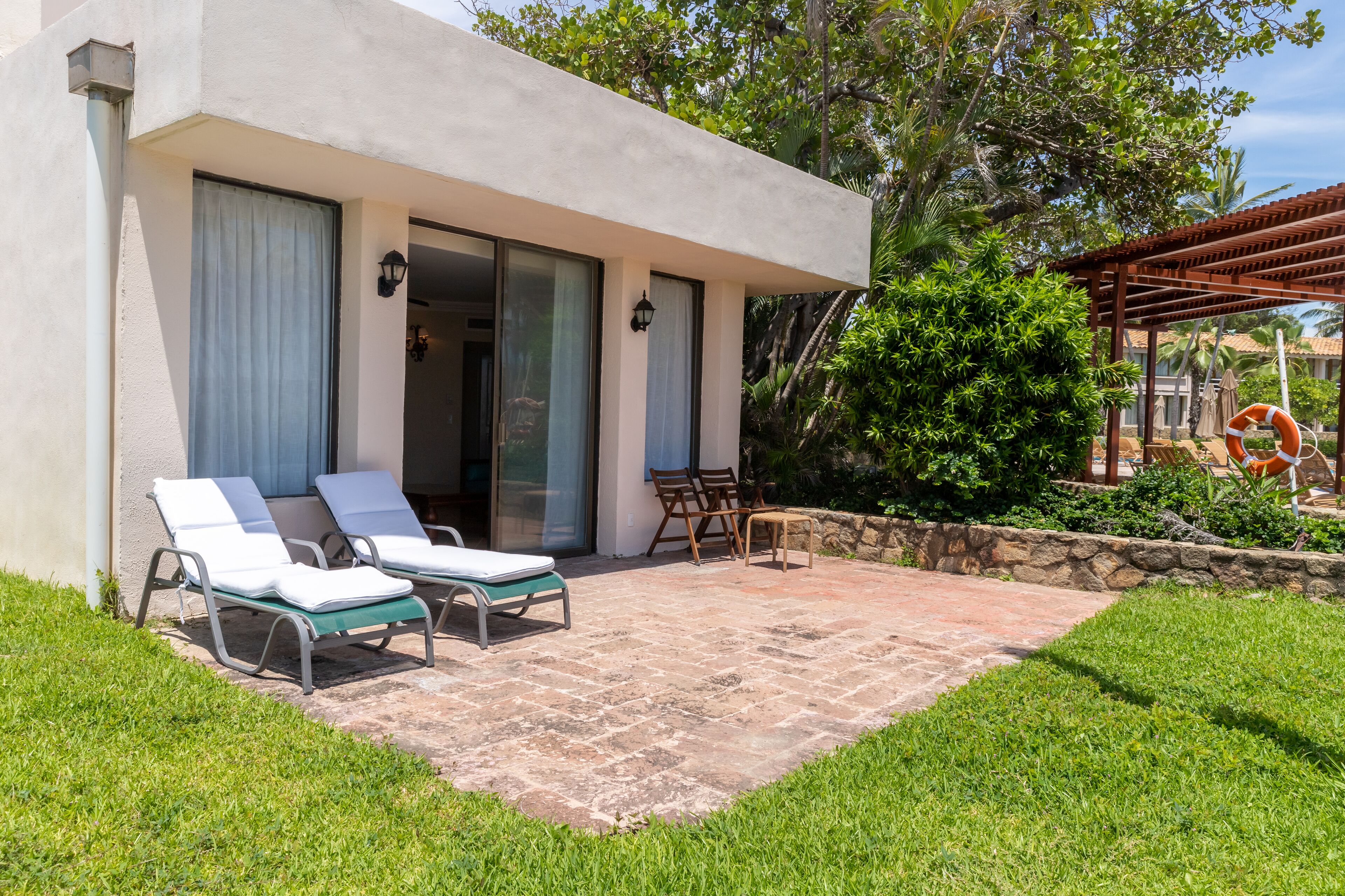 Ropa de cama de alta calidad y caja de seguridad en la habitación 