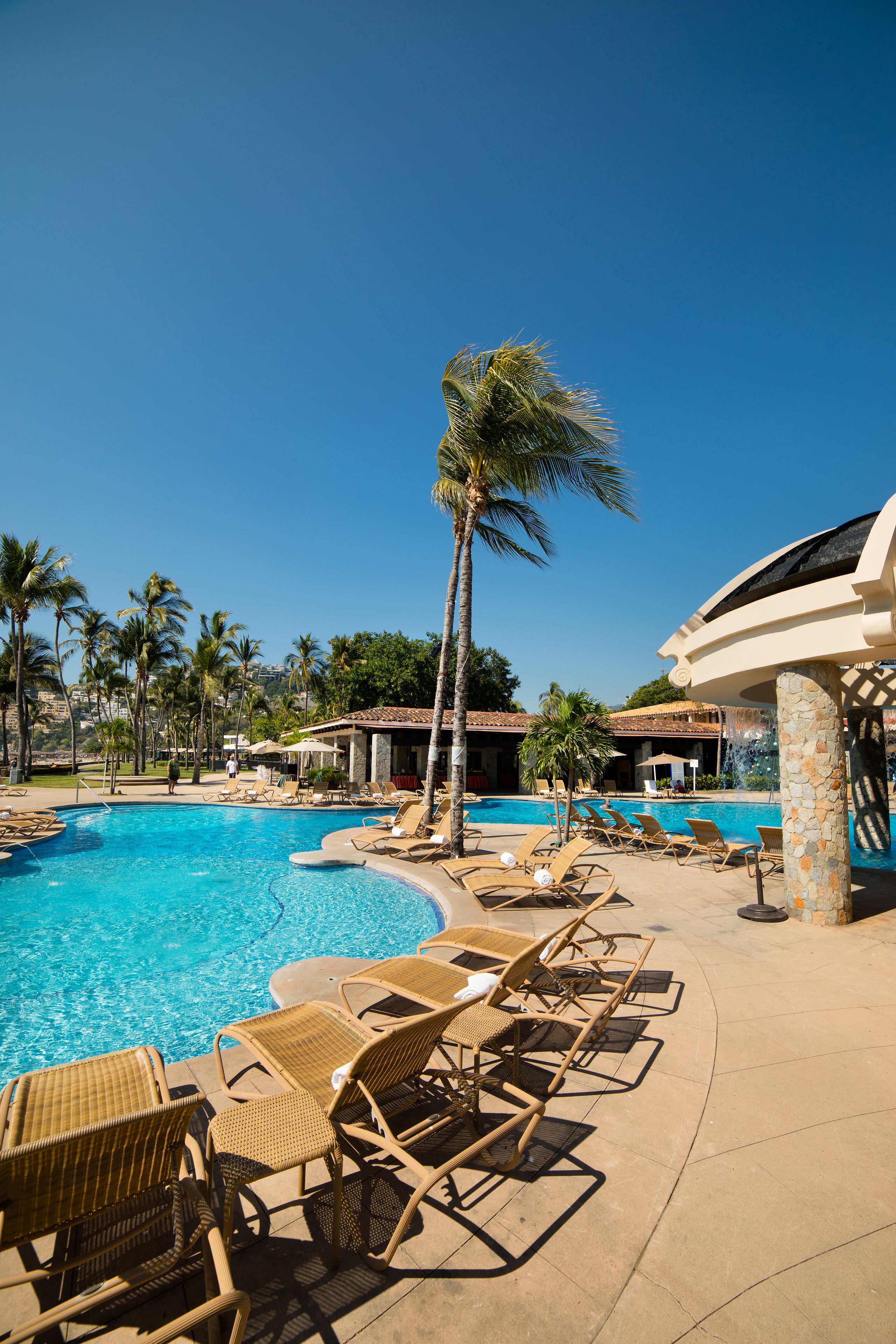 3 outdoor pools, pool loungers