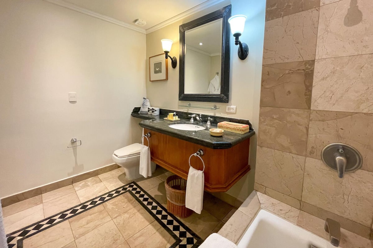 Bilik Mandi | Pancuran mandi, pengering rambut, jubah mandi, tuala disediakan