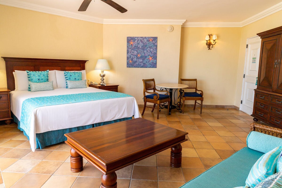 Premium bedding, in-room safe, iron/ironing board, WiFi