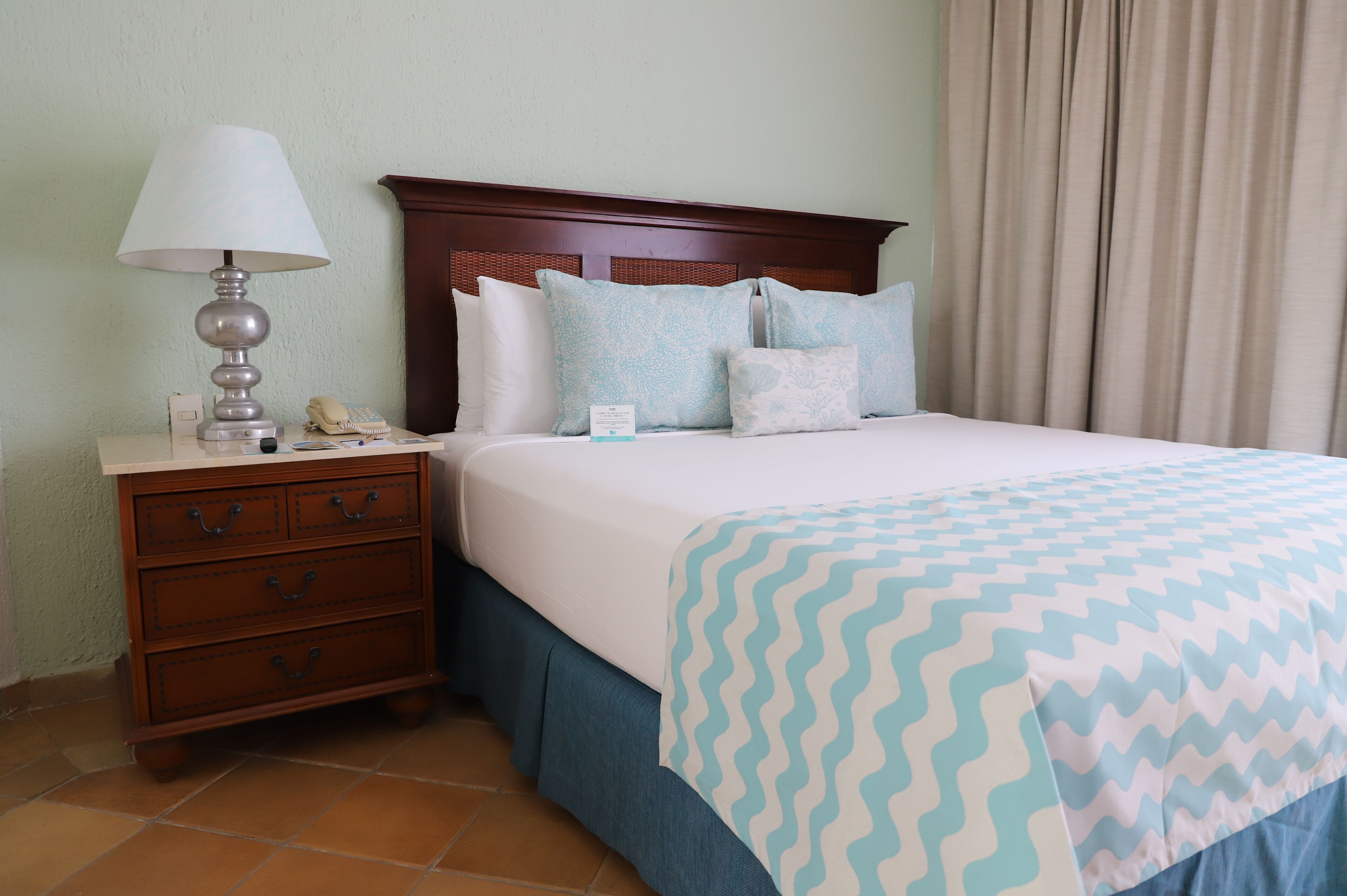 エリート ルーム キングベッド 1 台 ガーデンビュー | 高級寝具、セーフティボックス (室内)、アイロン / アイロン台、WiFi