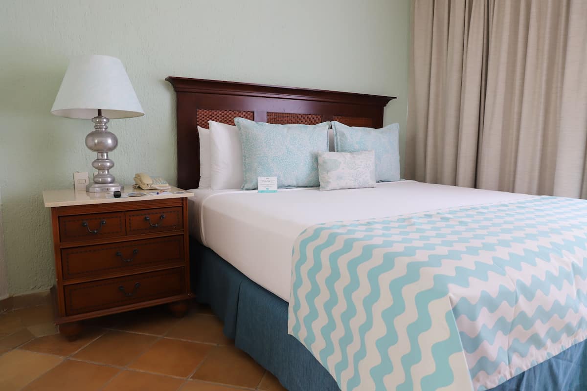 Ropa de cama de alta calidad y caja de seguridad en la habitación