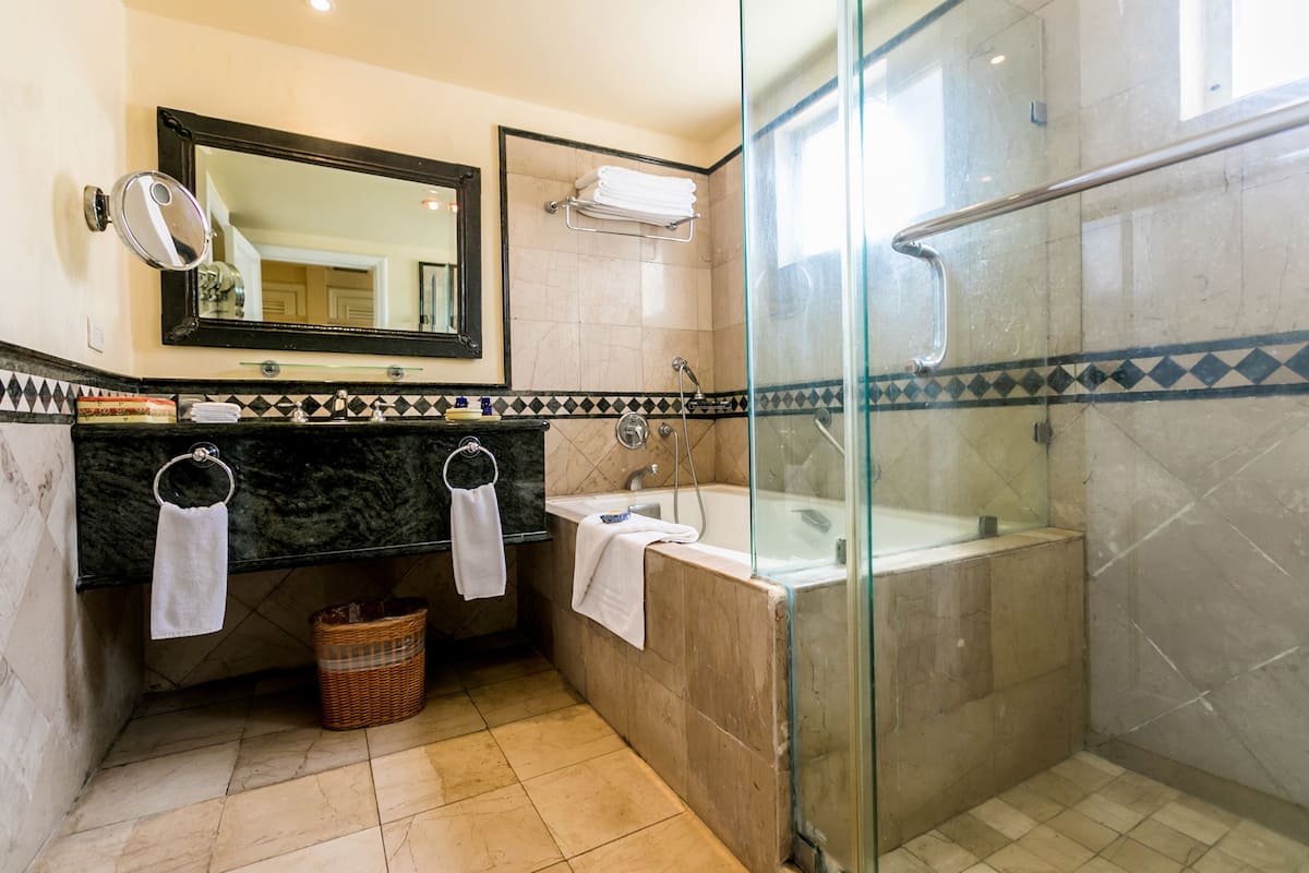 Pancuran mandi, pengering rambut, jubah mandi, tuala disediakan