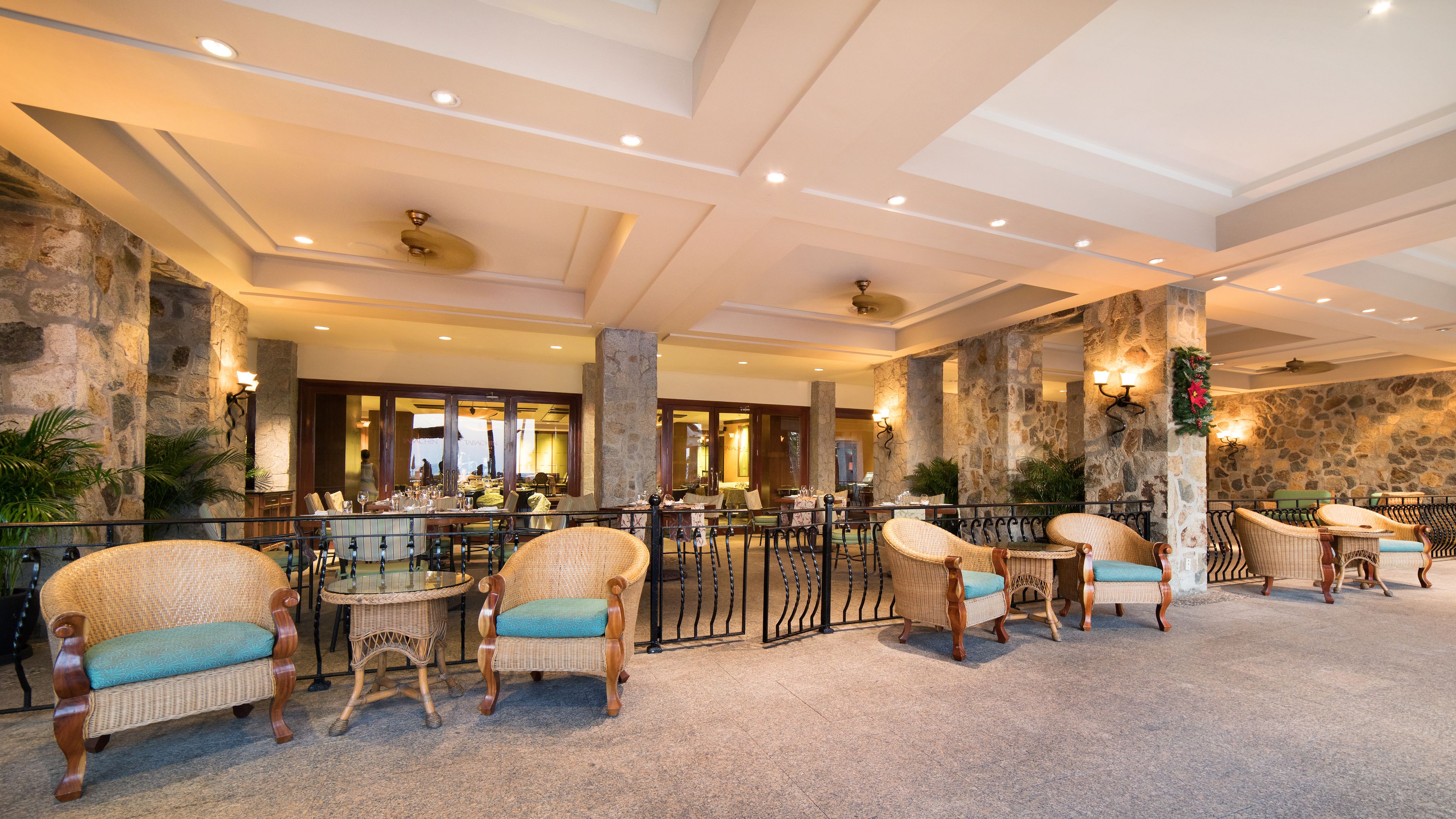 serves lunch and dinner