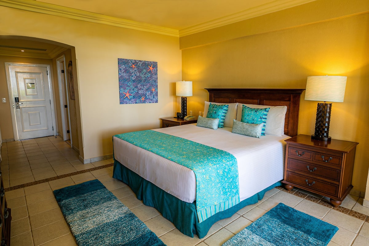 Deluxe Room, 1 Katil Raja (King), Ocean View | Peralatan tempat tidur premium, peti besi dalam bilik