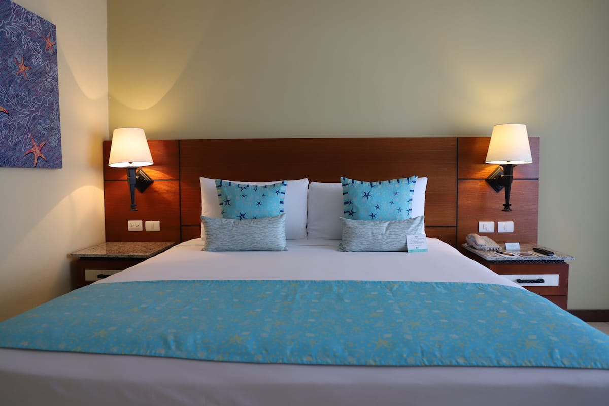 Ylelliset vuodevaatteet, tallelokero huoneessa, silitysrauta/-lauta