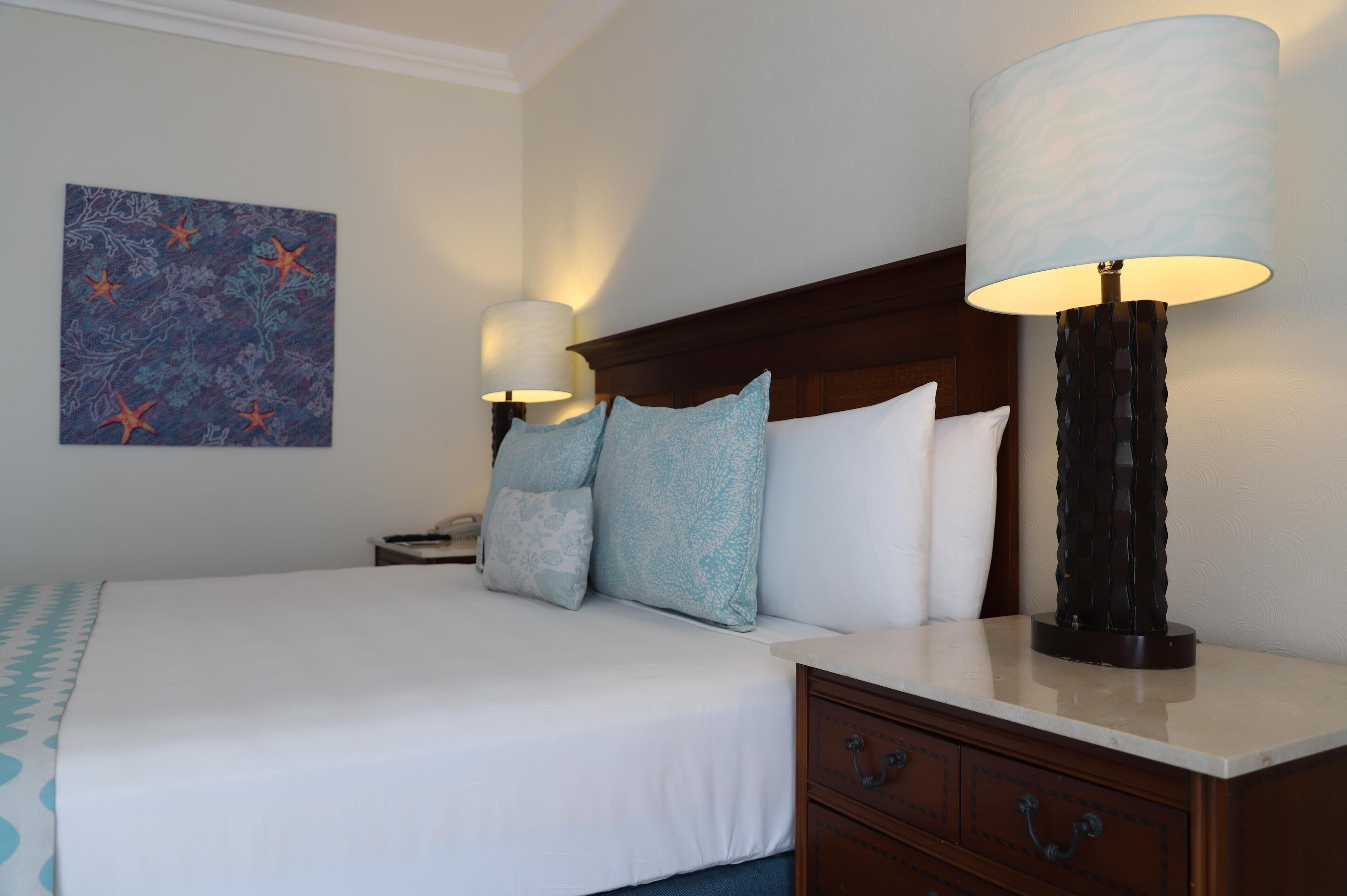 Sängtillbehör av högsta kvalitet och värdeförvaringsskåp på rummet