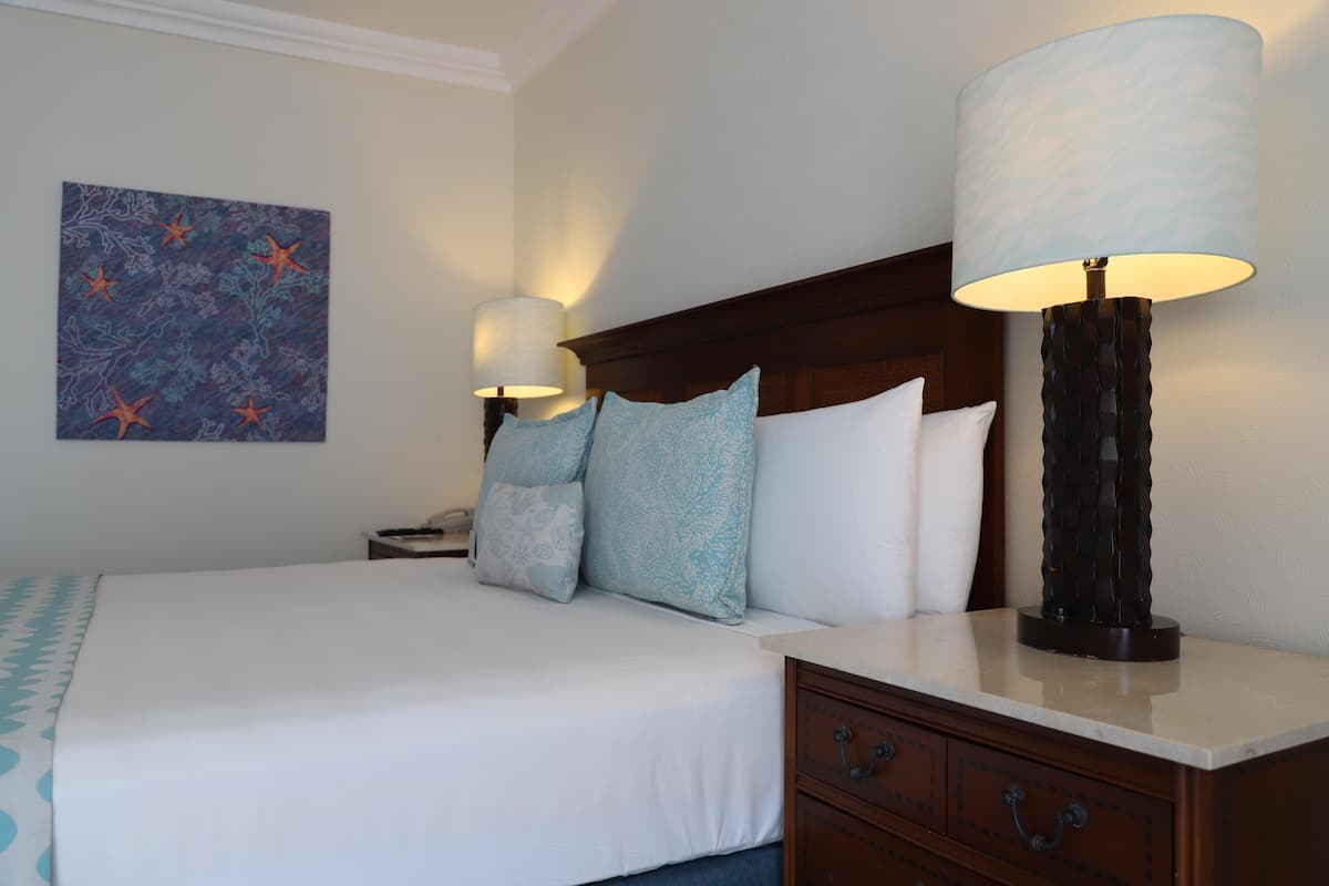 Sängtillbehör av högsta kvalitet och värdeförvaringsskåp på rummet