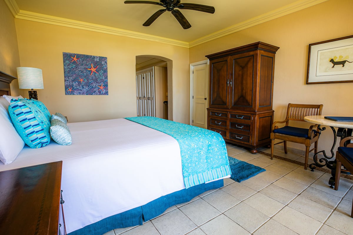 Peralatan tempat tidur premium, peti besi dalam bilik