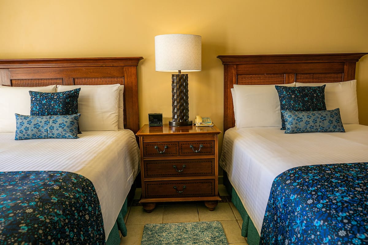 Deluxe Room, Garden View | Peralatan tempat tidur premium, peti besi dalam bilik