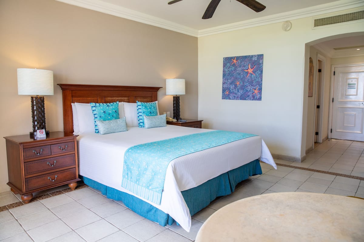 Deluxe Room, 1 King Bed, Garden View | Premium bedding, in-room safe, iron/ironing board, WiFi