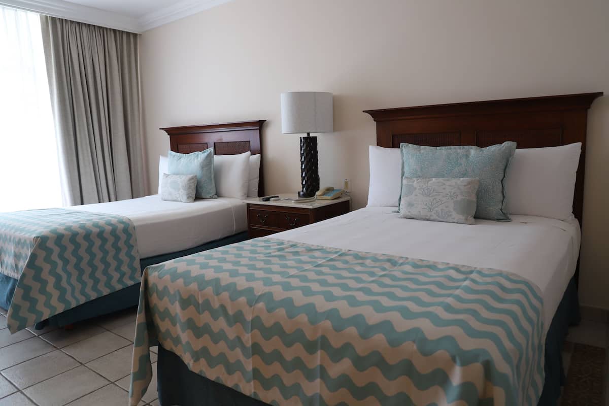 Literie de qualité, coffre-fort, fer et planche à repasser