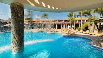 3 outdoor pools, sun loungers