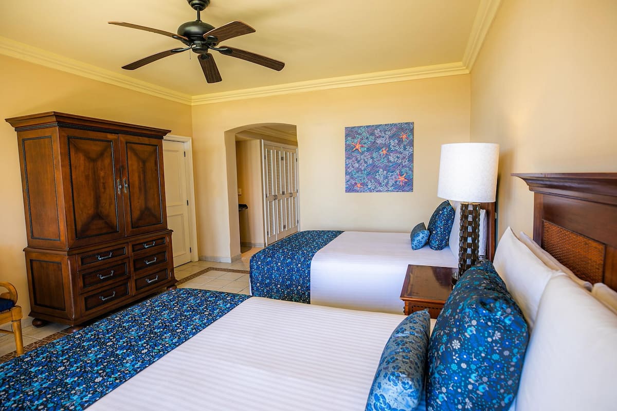 Premium bedding, in-room safe, iron/ironing board, WiFi