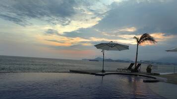 Alberca al aire libre, alberca infinita y camastros