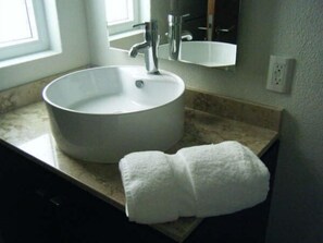 Departamento, 2 habitaciones, 3 balcones vista al océano | Bagno | Doccia, asciugamani, carta igienica