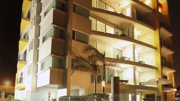 Vista frontal de la propiedad por la tarde o noche