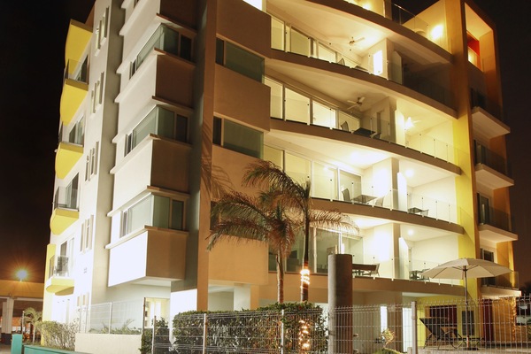 Fachada de la propiedad por la tarde o noche