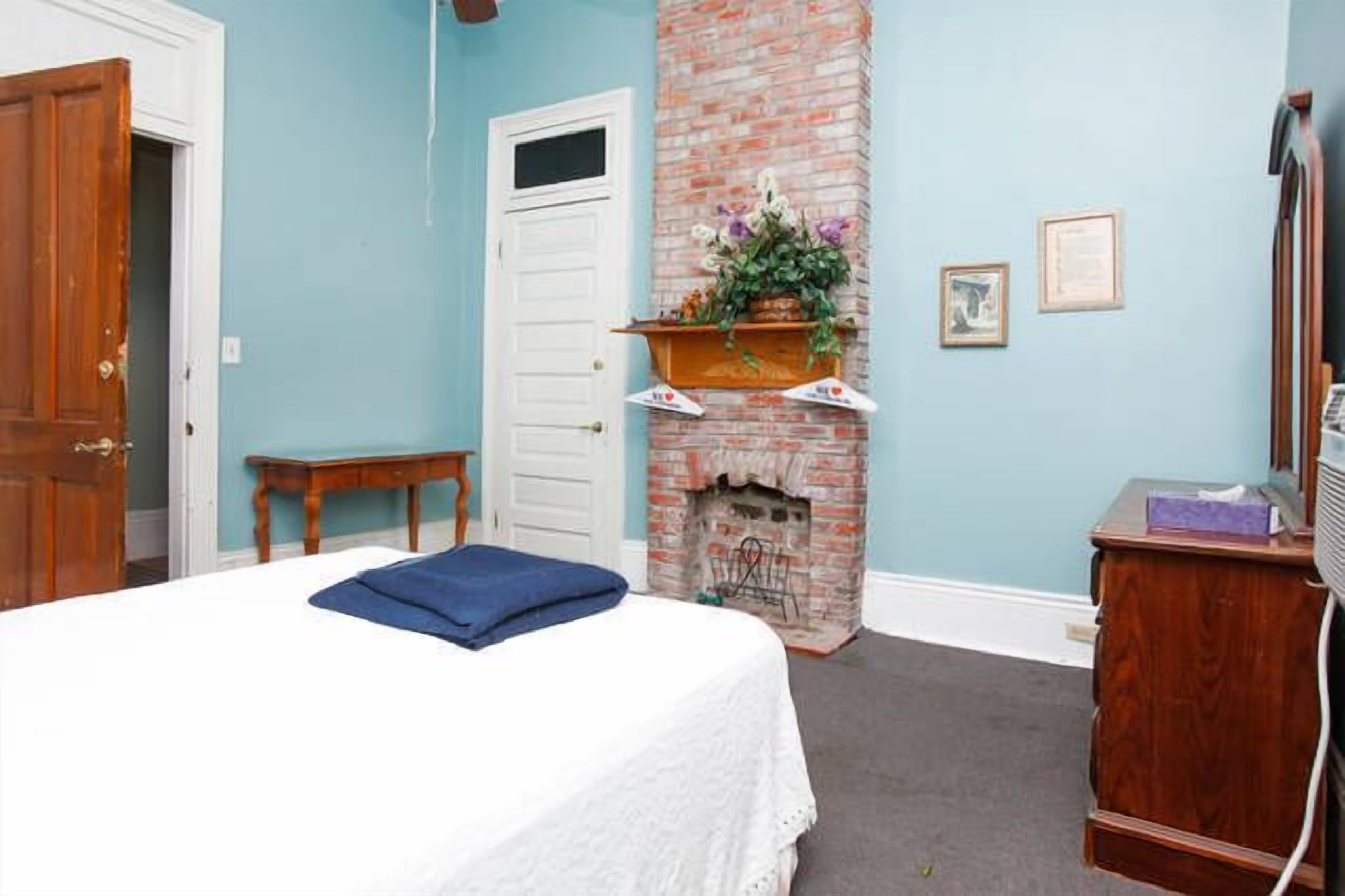 Classic Suite, 1 Queen Bed, Shared Bathroom