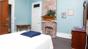 Classic Suite, 1 Queen Bed, Shared Bathroom
