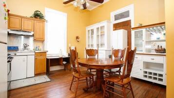 Classic Suite, 1 Queen Bed, Shared Bathroom | In-room dining