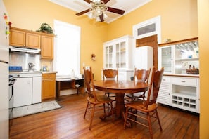 Classic Suite, 1 Queen Bed, Shared Bathroom | In-room dining