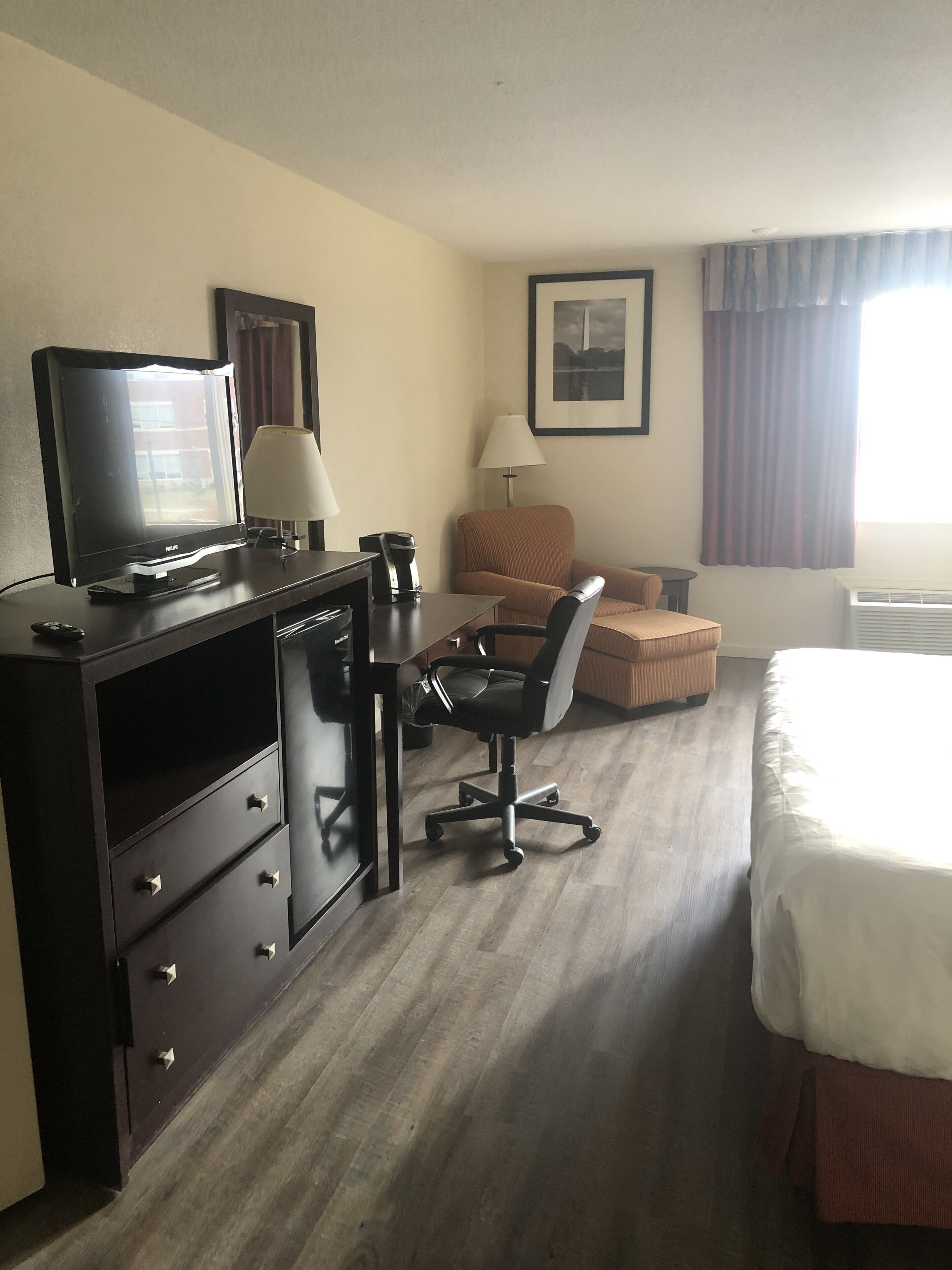 Standard Room, 1 King Bed | Desk, blackout curtains, iron/ironing board, free WiFi