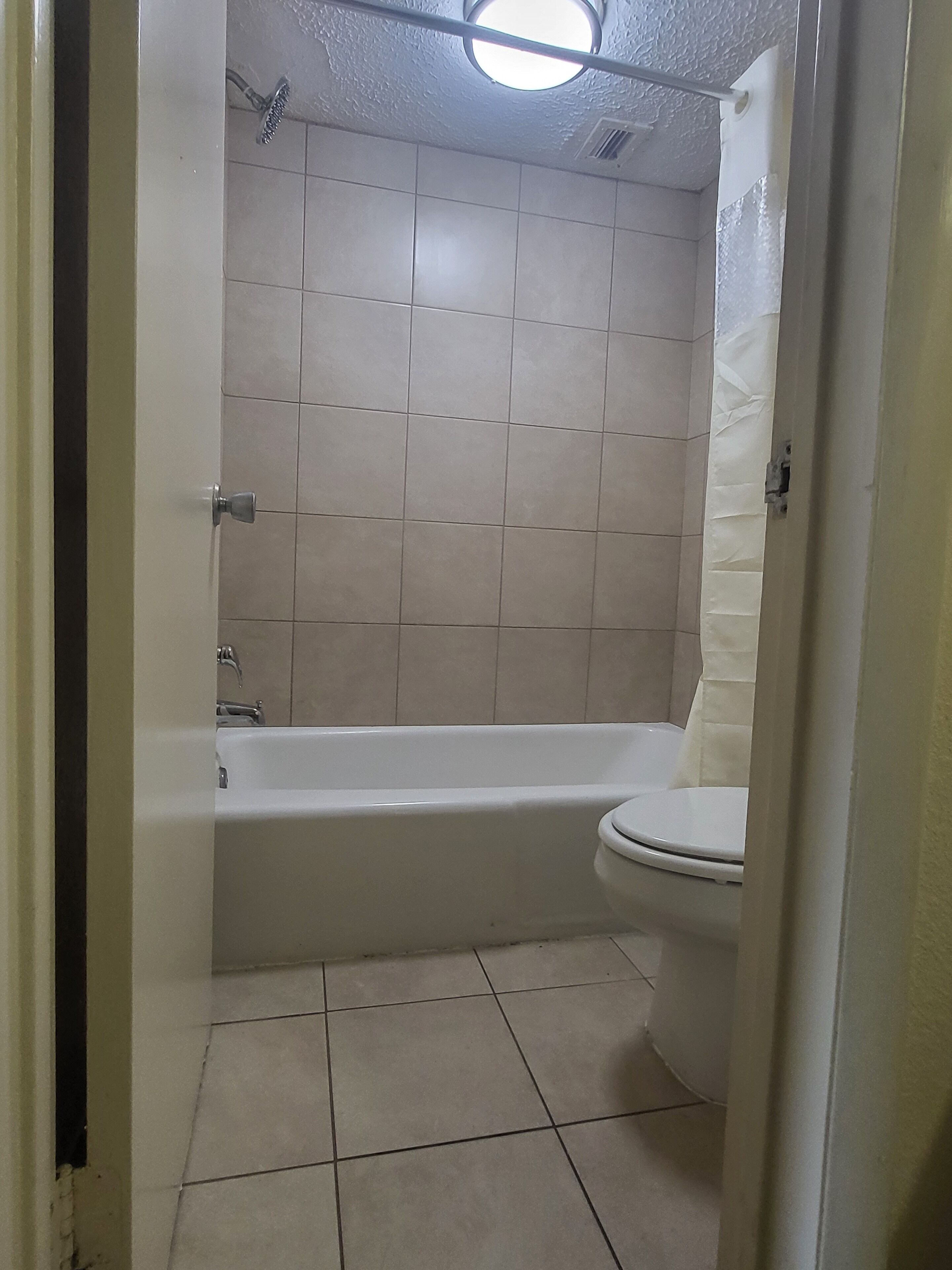 Combined shower/tub, free toiletries, hair dryer