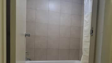 Combined shower/tub, free toiletries, hair dryer