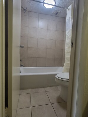 Tina con regadera, amenidades de baño gratuitas, secadora de cabello 