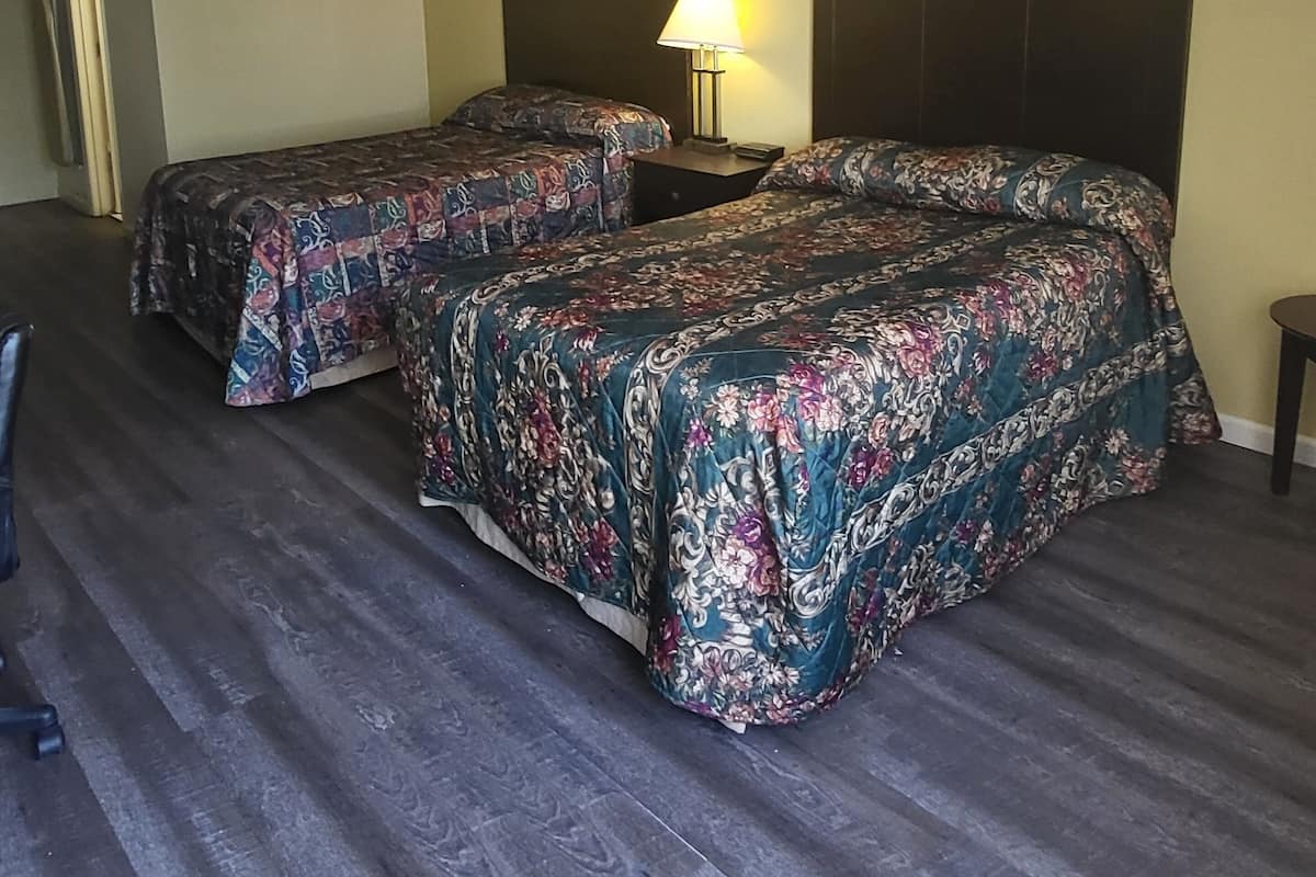 Kamar Standar, 2 Tempat Tidur Double | Meja kerja, tirai kedap cahaya, setrika/meja setrika, dan Wi-Fi gratis