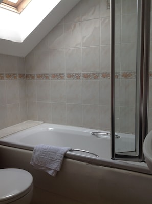 Chambre Standard avec lits jumeaux | Salle de bain | Douche, serviettes fournies