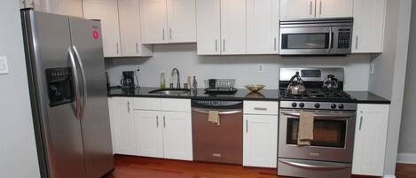 Premier Apartment, 2 Bedrooms, City View, Corner | Private kitchenette | Fridge, microwave, stovetop, dishwasher