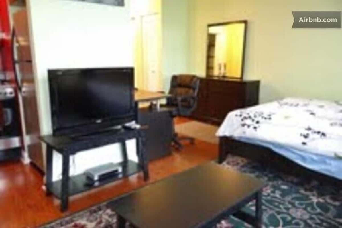 Premier Apartment, 1 Bedroom, City View, Corner | Room amenity