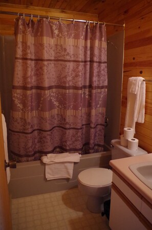 Cottage Standard, 2 chambres | Salle de bain | Ensemble douche/baignoire, serviettes fournies